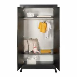 Schardt Miami Black Kinderzimmer Inkl. Umbauseiten Mit 2-türigem Schrank -Kinderwagen 06 797 63 98 miami black schrank 2 tueren geoeffnet dekoriert 1