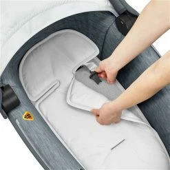 Maxi-Cosi Jade Kinderwagenaufsatz Essential Grey Gruppe 0/0+ (0-12 Kg) | Auch Im Auto Nutzbar -Kinderwagen 1510050110 2020 maxicosi carrycot jade grey essentialgrey harnessputaway 3qrt