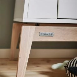 Leander Luna Kinderzimmer Sparset Weiß/eiche Babybett Und Kleiderschrank Konfigurierbar -Kinderwagen 720210 03 leander luna wardrobe small white oak closeup a 4