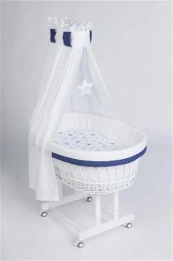 Mionido Stubenwagen Maxi Weiß Pyjamabär Blau Inkl. Garnierung, Matratze Und Matratzenbezug