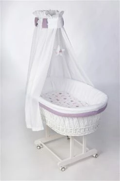 Mionido Stubenwagen Maxi Weiß Pyjamabär Flieder Mit Garnierung, Matratze Und Matratzenbezug