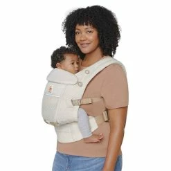 Ergobaby Adapt SoftFlex Mesh Natural Beige Babytrage -Kinderwagen baby carrier adpat sfm natural beige studio 01