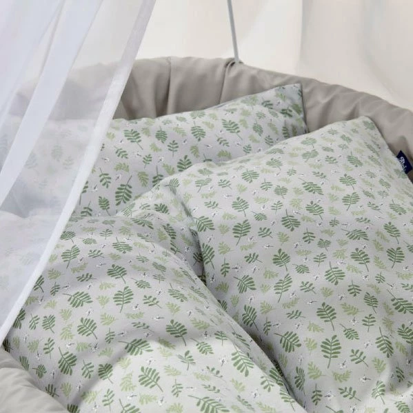 Alvi Birthe Stubenwagen Weiß Komplettset BIO Matratze, Himmelstange & Garnitur Drifting Leaves 2 Alvi Birthe Stubenwagen Weiß Komplettset BIO Matratze, Himmelstange & Garnitur Drifting Leaves – Bild 2