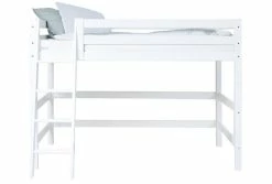 Hoppekids Mittelhohes Bett ECO Luxury 120x200 Cm Weiß Mit Schräger Leiter & Absturzsicherung -Kinderwagen pre a7 12 milieu scaled 1